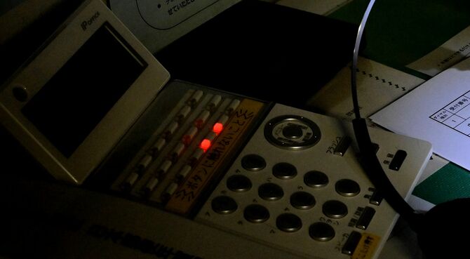 小部屋に設置されている電話機＝２月６日午後８時、宇都宮市内、近藤文則撮影