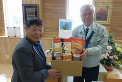 フードバンクに乾麺や野菜寄付