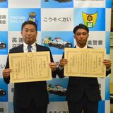 高速道路でタクシー運転手が意識失い…　ハンドルつかみ「助けてくれ」　乗客親子の勇気が９人の命救う