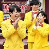 通行人は記念グッズをゲッツ　ダンディ坂野さんが「ダンディー」20周年祝う　フタバ食品が東京でイベント