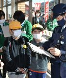 県内初、小学生がコンビニで駆け込み訓練　足利の大月小児童