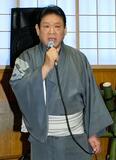 土俵と歌、粋な姿で魅了