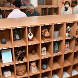 小さなスペース、広がる芸術世界　「ゲタ箱展」始まる　大田原で30日まで