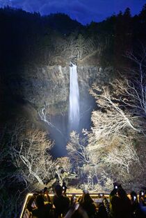 華厳の滝、初ライトアップ