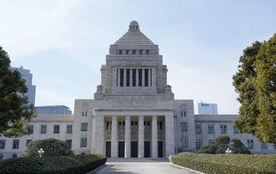 １２２兆円の予算案、国会提出