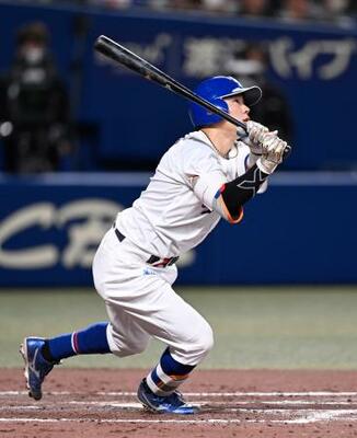 　９回中日１死二、三塁、村松が右越えにサヨナラ３ランを放つ＝バンテリンドーム