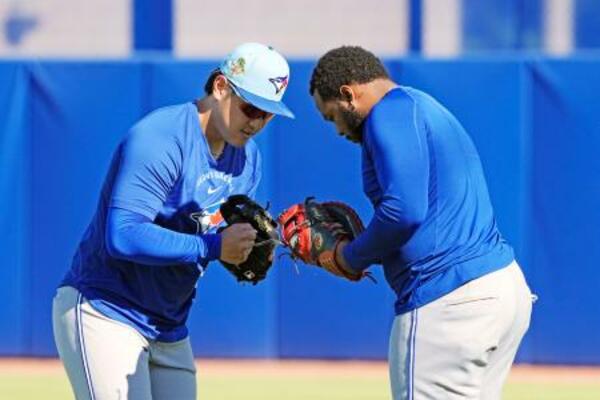 　キャッチボールを終え、ゲレロ（右）とポーズするブルージェイズ・岡本＝ダンイーデン（共同）