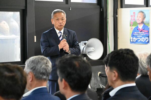 後援会総連合会の幹部や支持者らを前に参院選への決意を語る高橋氏＝10日午後、宇都宮市戸祭町