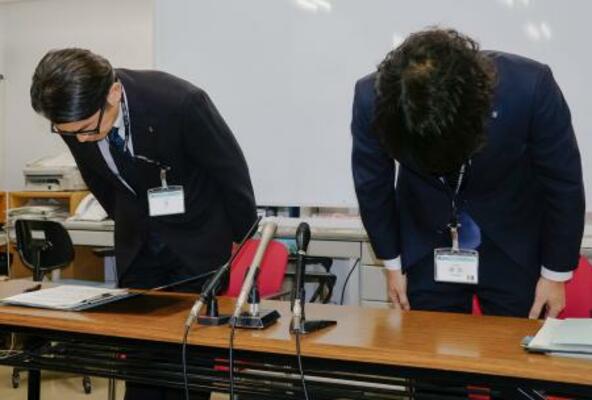 記者会見で謝罪し、頭を下げる兵庫県尼崎市国保年金課の中川真史課長(右)ら=8日午後、市役所