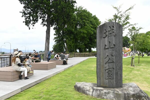新しく整備された、城山公園のウッドデッキとベンチ