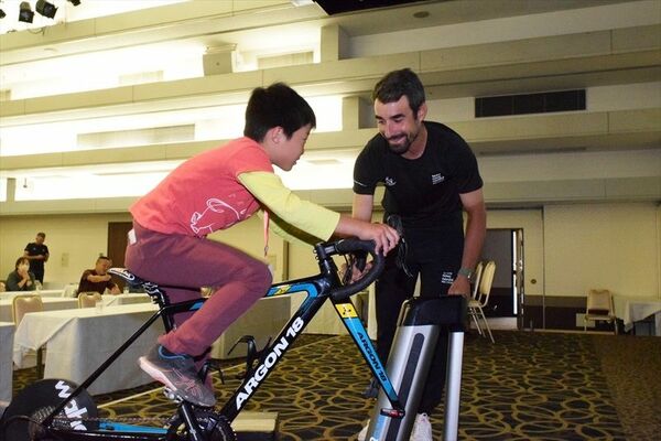 患者と交流するダヴィ・ロサーノ選手＝１３日午後、宇都宮市