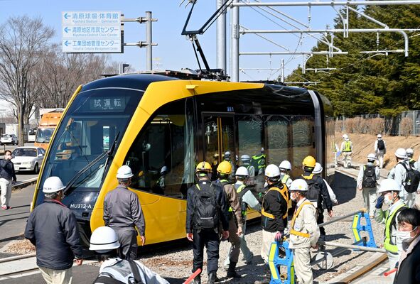 試運転でゆっくりと走るＬＲＴ＝１日午後０時30分、宇都宮市清原工業団地