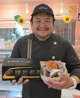 ＬＲＴ開業を記念して販売する「ＬＲＴ　マドレーヌ」とオーナーパティシエの菊池さん
