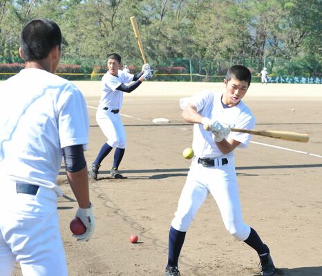 打撃フォームを確認する佐野日大の佐藤三塁手（右）＝山梨県山梨市の日川高第二グラウンド