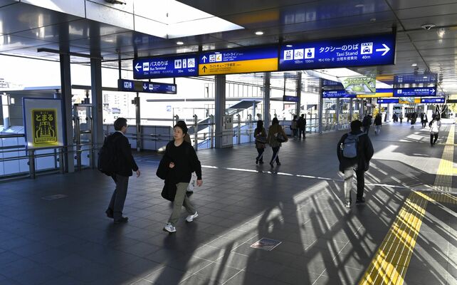 さまざまな年代の人が行き交うＪＲ宇都宮駅東西自由通路