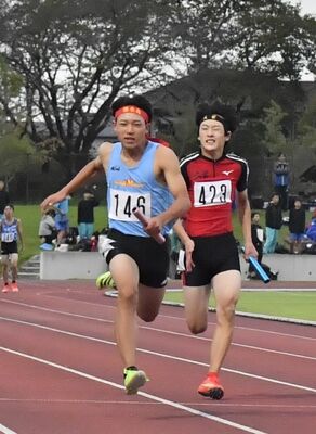 男子４００メートルリレー決勝　先頭でゴールする栃木南の徳安（左）＝下野市大松山運動公園陸上競技場、内藤大地撮影