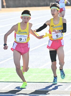 男子の三島３区生天目（右）から４区福井にたすきをつなぐ＝滋賀県の希望が丘文化公園