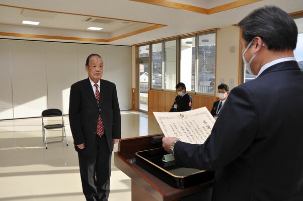 粉川市長から感謝状を贈呈された須永さん（左）