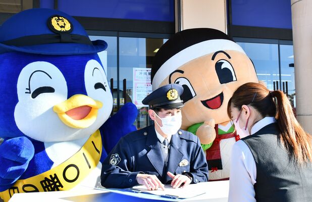 １１０番の正しい利用方法を学ぶ買い物客