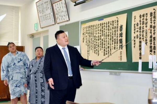 新弟子が通う相撲教習所で相撲甚句の授業を行う春日山親方=11日、両国国技館