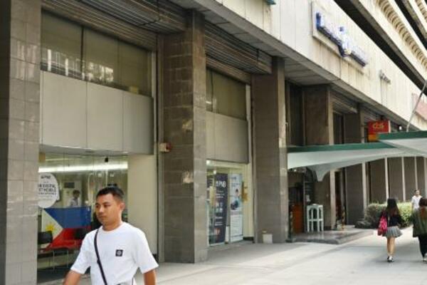 「日刊まにら新聞」の事務所が入るオフィスビル=11日、マニラ(共同)