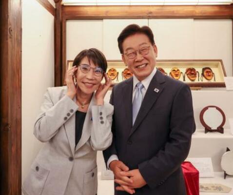 内閣広報室のX(旧ツイッター)に19日に投稿された、韓国の李在明大統領(右)愛用の眼鏡をすかさず「拝借」する高市首相の写真