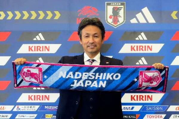 　サッカー女子日本代表「なでしこジャパン」の新監督に就任しポーズをとる狩野監督＝１８日、東京都内
