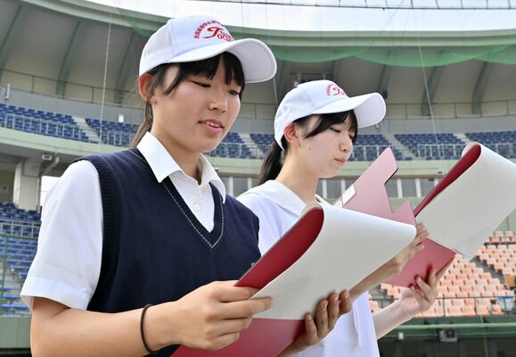 開会式のリハーサルに臨む山中さん（左）と田辺さん＝エイジェックスタジアム、磯真奈美撮影