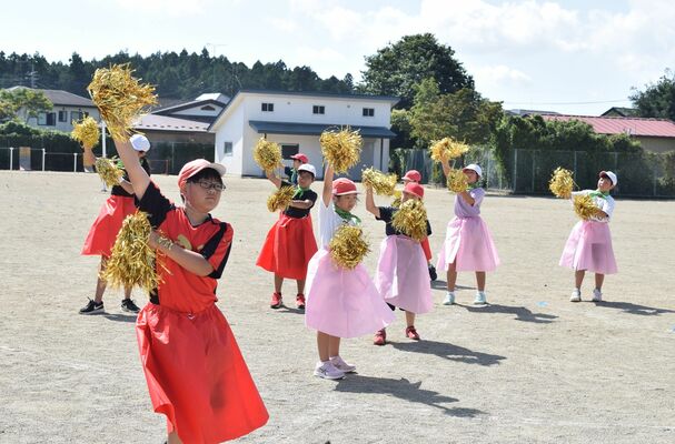 閉校前最後の運動会に向け、ダンスの練習をする大貫小の児童たち
