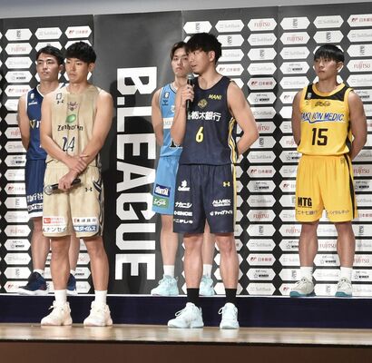 カンファレンスで意気込みなどを語るブレックスの比江島（中央）＝東京都千代田区