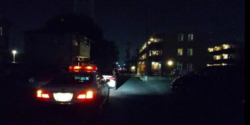 乳児の遺体が見つかった現場付近を調べる警察官＝７月19日、小山市