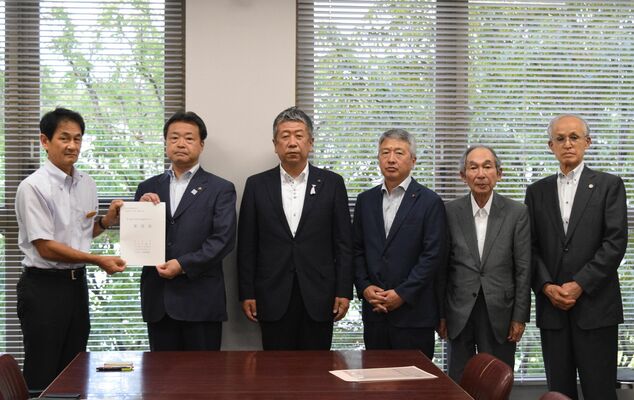 阿久澤教育長（左）に要望書を手渡す粉川市長（左から２人目）ら＝３日午後、県庁南別館