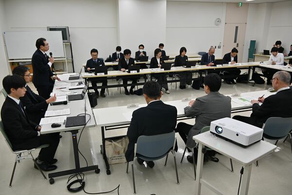 奥日光地域の交通や物流などについて議論した検討会の第４回会合＝18日午後、県庁