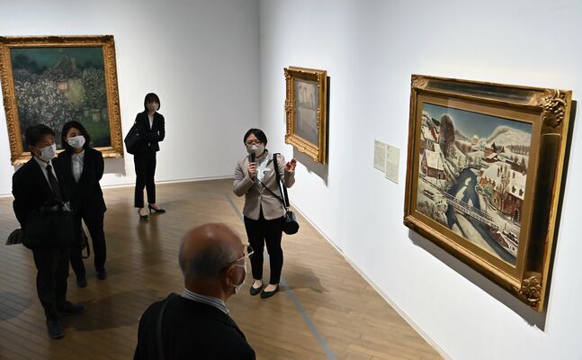 県立美術館の開館50周年記念展の内覧会で、作品を鑑賞する関係者ら