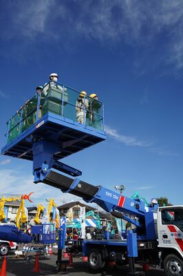 高所作業車に体験乗車する来場者＝宇都宮市内