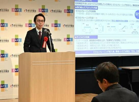 表彰式で取り組みを発表するオートテクニックジャパンの担当者＝１３日午後、東京都千代田区