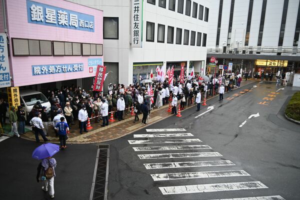 JR小山駅前で行われた「移民政策反対デモ」=26日午後、小山市城山町3丁目
