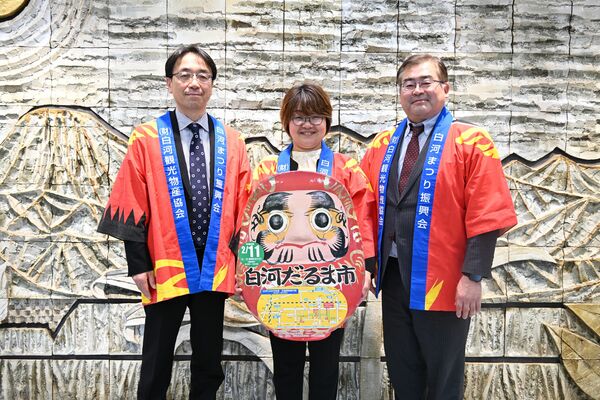 「白河だるま市」への来場を呼びかける菊地常務理事（左）ら＝３日午後、下野新聞社