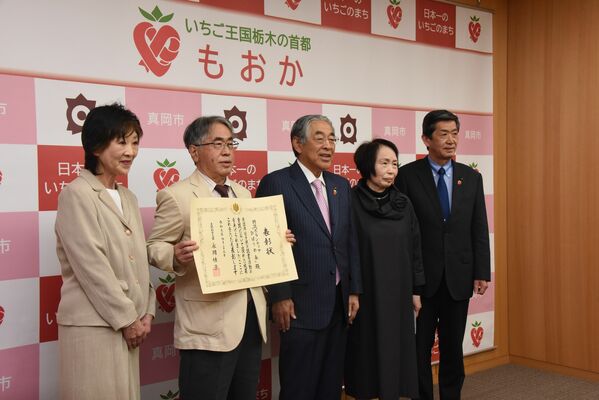 文部科学大臣賞を受賞したひばりの会の滝田さん（左）、津田さん（左から２人目）、大塚さん（左から４人目）