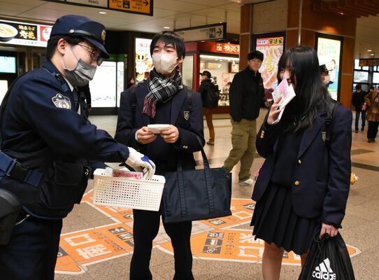 高校生に痴漢被害への注意を呼びかける警察官ら＝17日午後、ＪＲ宇都宮駅