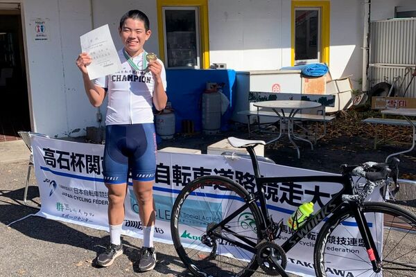 チャンピオンジャージー姿で優勝を喜ぶブラウブリッツェンの渡辺＝群馬サイクルセンター