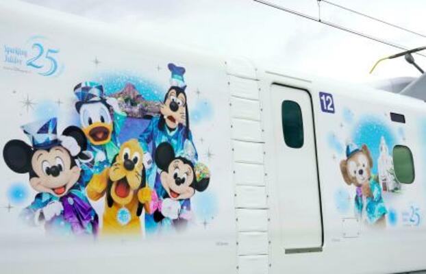 ディズニーキャラクターを描いた東海道新幹線の特別車両=15日午後、浜松市