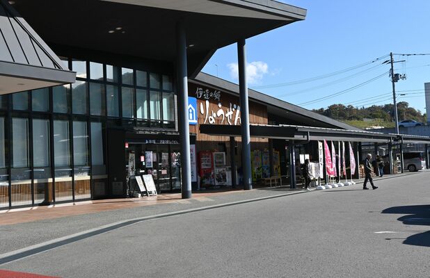道の駅伊達の郷　りょうぜんの外観。４月には来場者が１千万人を突破した。