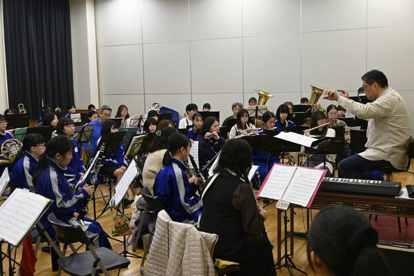本番に向け合同練習する市交響吹奏楽団と間々田中吹奏楽部