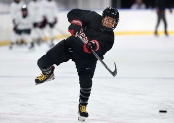 　調整するアイスホッケー女子の小池詩織＝ミラノ（共同）