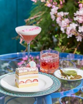 ティファニー銀座のカフェで提供される「桜の苺ショートケーキ」や飲み物(提供写真)