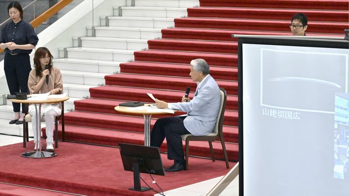 県内の文化財について、福田知事と対談する相川さん（手前左）＝15日午前11時45分、県議会議事堂（代表撮影）