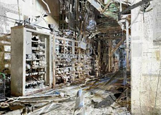 小型ドローンによる調査を実施する福島第1原発3号機の原子炉建屋1階。左側はデブリ取り出し装置を搬入する際に妨げとなる収納棚(東京電力提供)