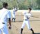 打撃フォームを確認する佐野日大の佐藤三塁手（右）＝山梨県山梨市の日川高第二グラウンド