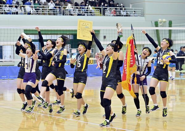 ３連覇を果たし、歓喜しながら応援席に駆け出す国学院栃木の選手たち＝８日午前11時30分、県北体育館、広瀬華撮影